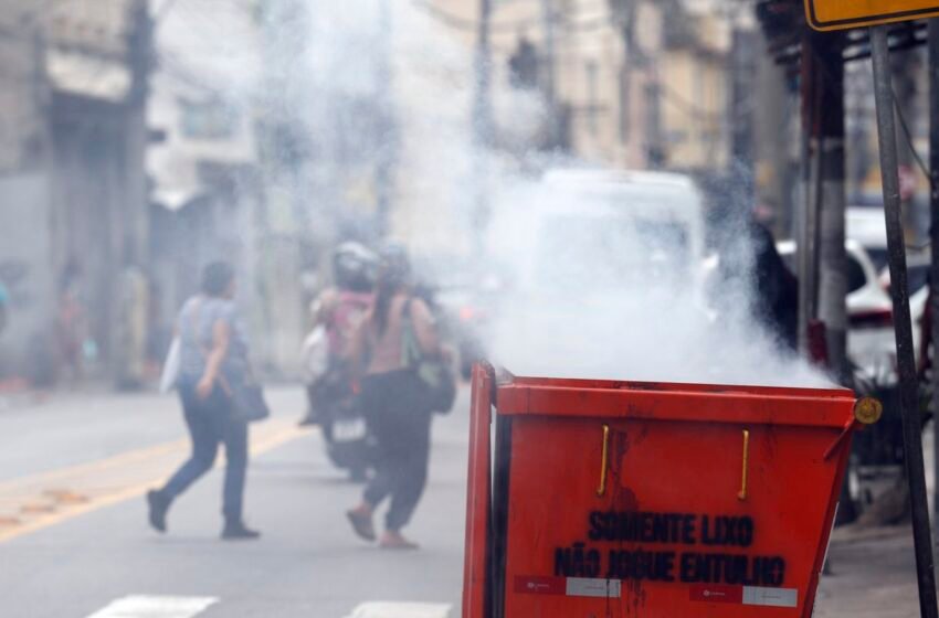  Moradores retiram cerca de 50 corpos em área de mata após operação