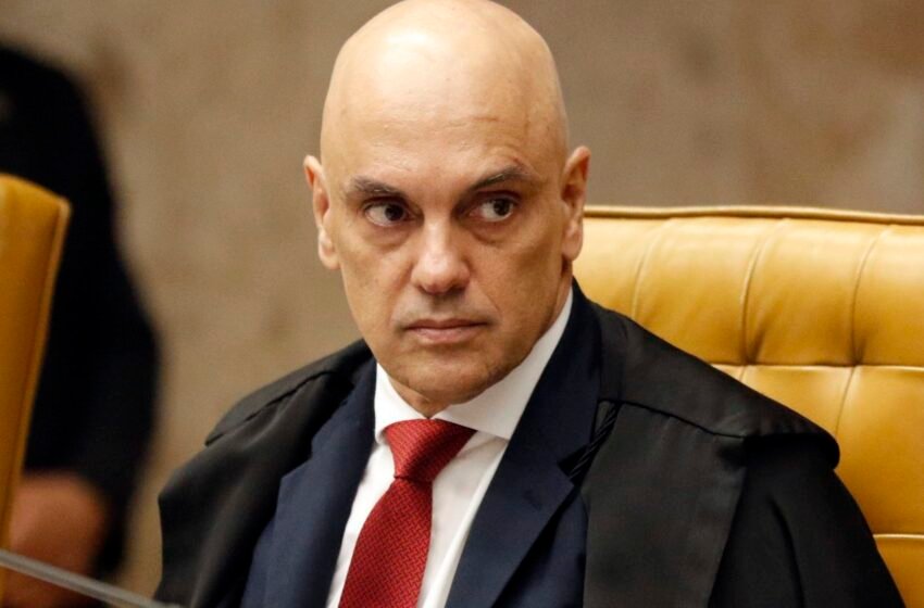  Moraes pede que Filipe Martins explique perda do sinal da tornozeleira