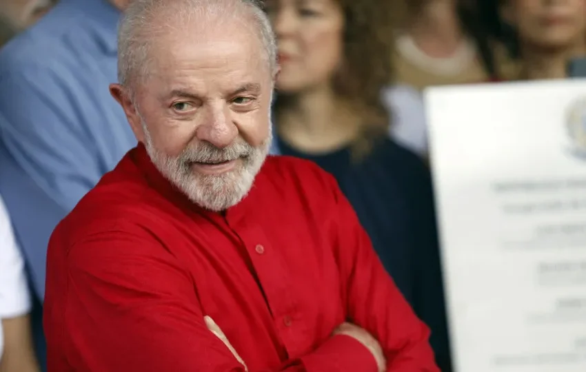  Lula bate Flávio Bolsonaro por 15 pontos e Tarcísio por 5 no 2º turno, diz Datafolha