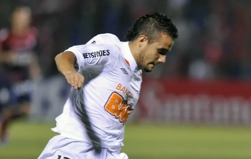  Ex-Santos que quase perdeu perna após grave lesão se aposenta aos 37 anos