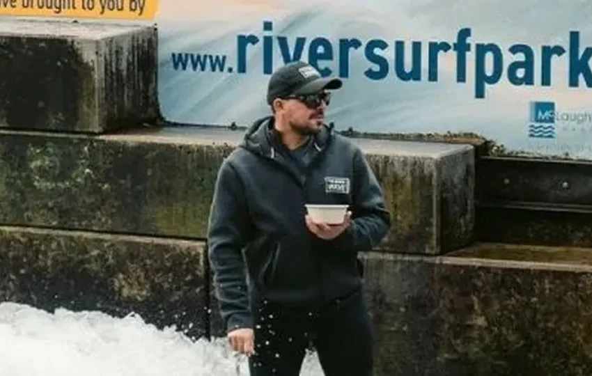  Austríaco quebra recorde mundial após surfar a mesma onda por mais de 8h