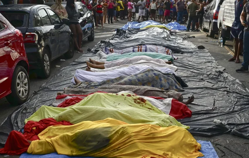  Mais de 50 corpos são levados para praça da Penha, no Rio