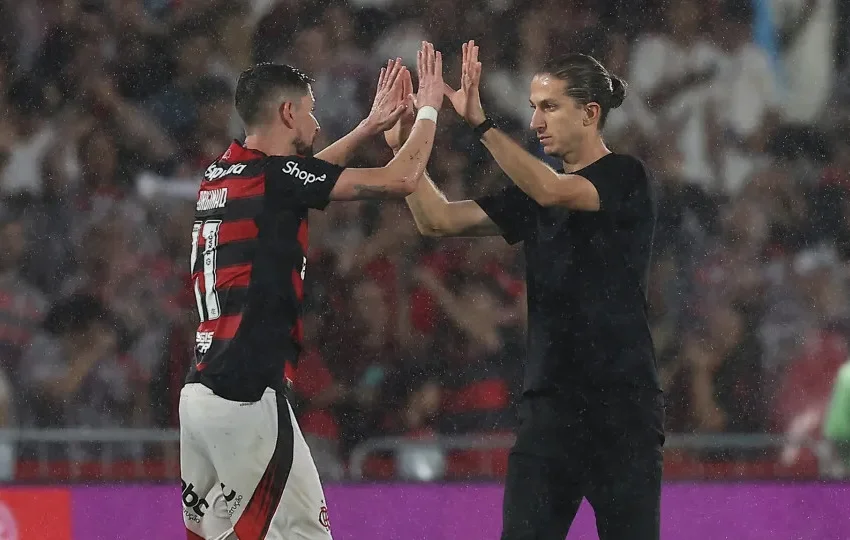  Filipe Luís elogia Flamengo após vaga na fibal: ‘Este time sabe jogar Libertadores’