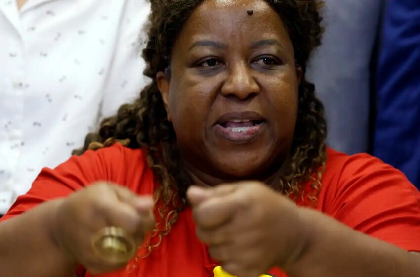  Ministra promete perícia independente após reunião com famílias no Rio