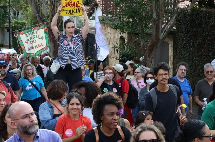  Manifestantes protestam contra entrada de PMs armados em escola de SP