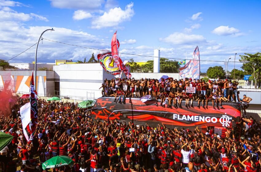  Flamengo embarca para final da Libertadores com festa da torcida