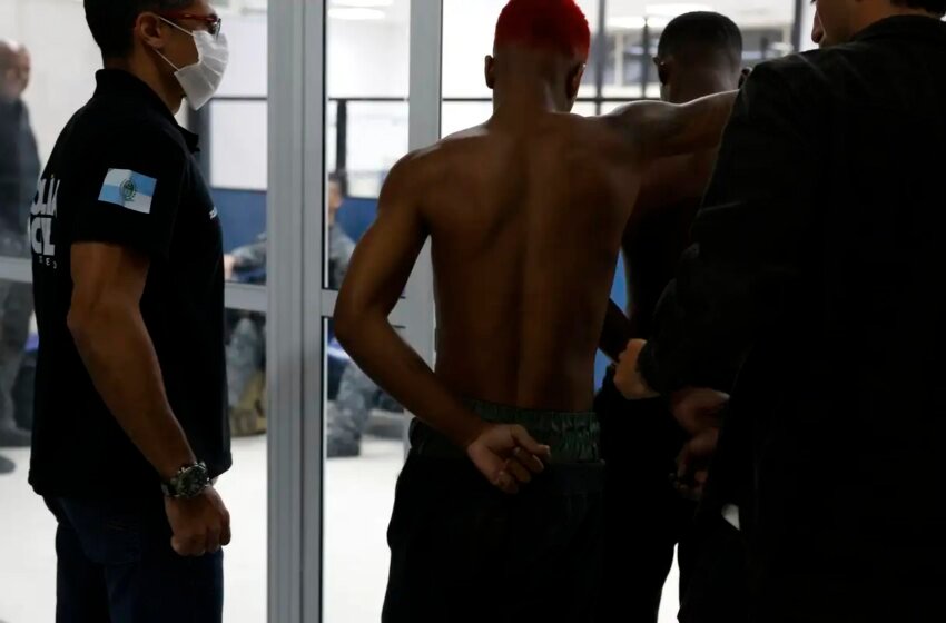  Avenida Brasil é interditada e carros são incendiados no Rio