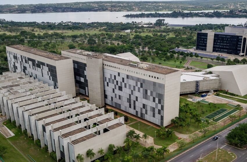  STJ proíbe Forças Armadas de afastar militares por transição de gênero