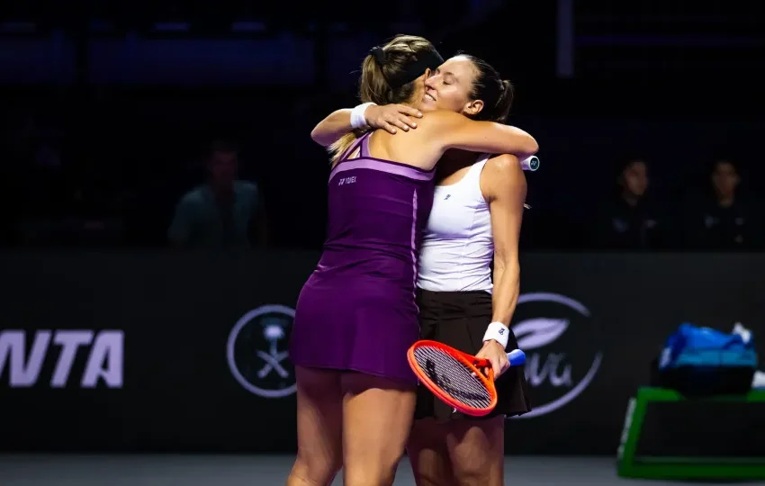  Stefani e Babos vencem russas e se aproximam da semi do WTA Finals