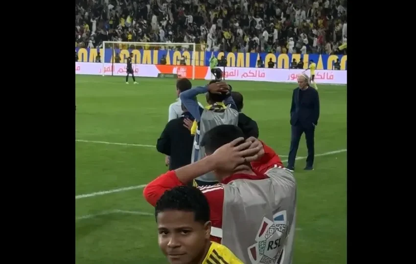  Cristiano Ronaldo faz golaço de bicicleta e reação de Jesus surpreende