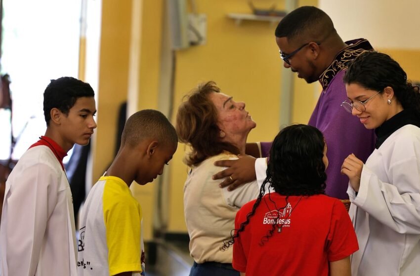  Em igreja na Penha, fiéis rezam por paz e proteção em semana de horror