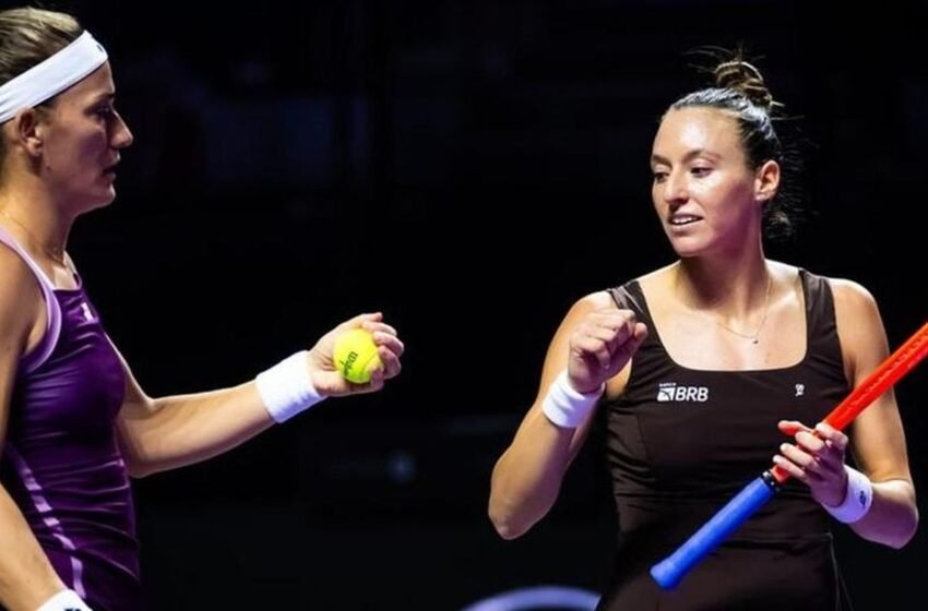  Stefani e Babos vencem russas e se aproximam da semi do WTA Finals
