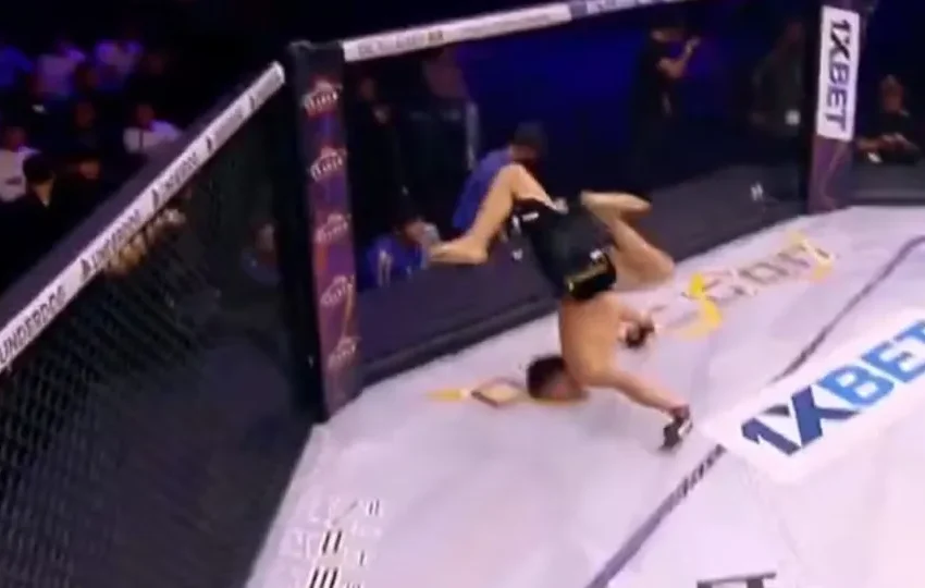  Lutador cai de cara no chão ao comemorar vitória com mortal; vídeo