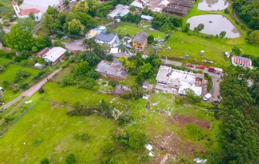  Tornado destelha escola e residências no Rio Grande do Sul