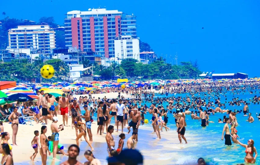 Guerra dos guarda-sóis expõe disputa por espaço público em praia de SP