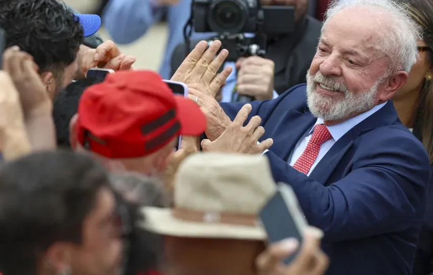  Lula deixa hospital após cirurgia de catarata no olho esquerdo