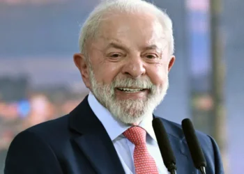 Lula vence todos os adversários em 2º turno, mas distância para Flávio diminui, diz AtlasIntel