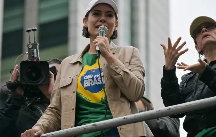  Filhos de Bolsonaro se distanciam de Michelle em disputa por sucessão