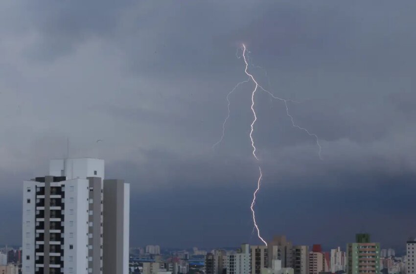  SP registra desabamentos e quedas de árvore por chuva forte