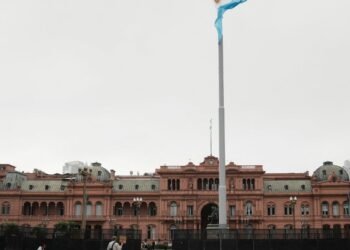 Reforma de Milei aumenta lucro e subjuga trabalhador, diz advogado