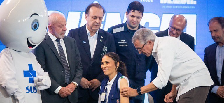  Ministério da Saúde inicia vacinação de 1,2 milhão de profissionais de saúde contra a dengue em todos os estados – AMA