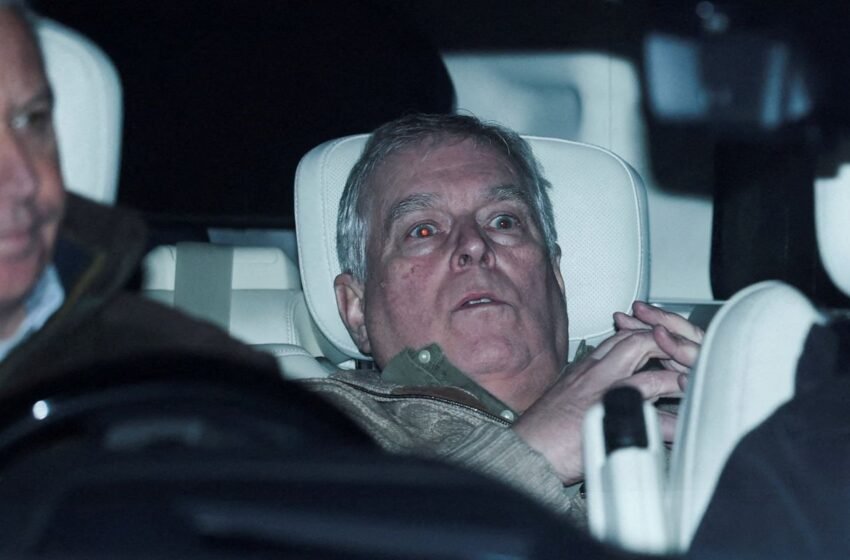  Polícia segue com buscas em mansão, após libertar ex-príncipe Andrew