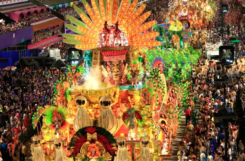  Princípio de incêndio atinge barracão da Grande Rio