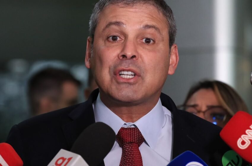  Governo deve enviar projeto para acabar com escala 6×1, diz líder