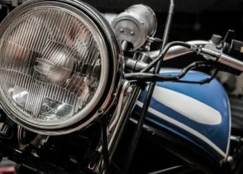 Motociclista empina moto e atropela mulher em faixa de pedestres em SP