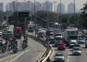 Homem é baleado em briga de trânsito na marginal Tietê (SP)