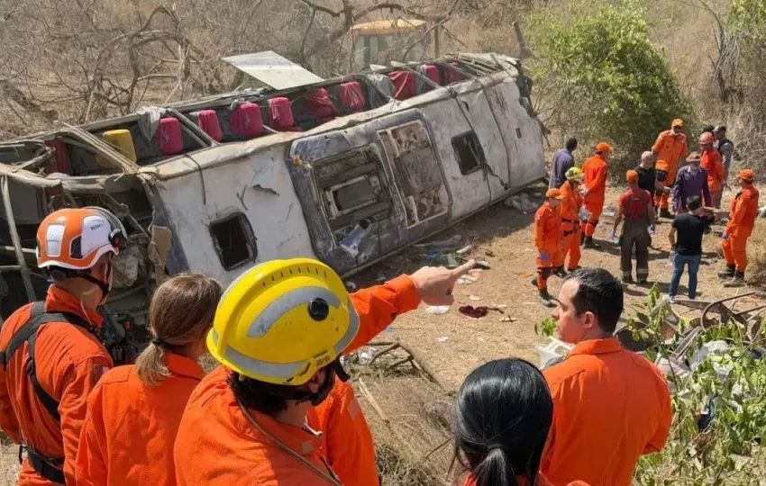  Ônibus com romeiros capota e deixa 15 mortos e vários feridos no sertão de Alagoas