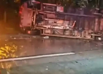 Acidente com caminhão desgovernado deixa três mortos na BR-116, no RJ