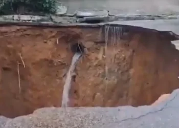 Cratera se abre em rua e 156 ficam desalojados em São José dos Campos (SP)