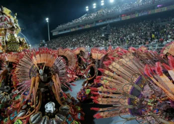 Rosas de Ouro e Dragões da Real encantam em noite marcada por atraso nos desfiles em SP