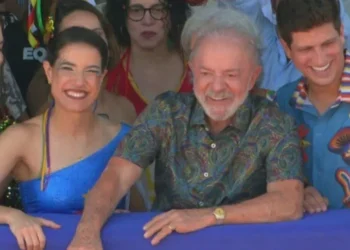 Lula acompanha desfile no Recife ao lado do prefeito João Campos e da governadora Raquel Lyra