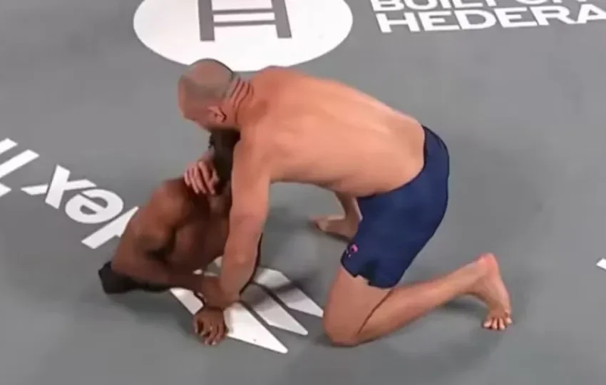  Peso-pesado brasileiro finaliza lutador sem pernas em evento de MMA