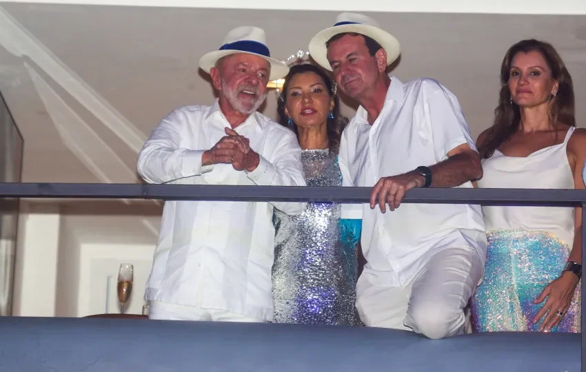  Lula é ovacionado na Sapucaí ao aparecer em camarote no Rio