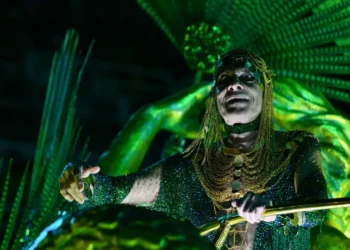 No Rio, 1ª noite de desfiles tem homenagem a Lula, Ney Matogrosso e tradições afro-indígenas