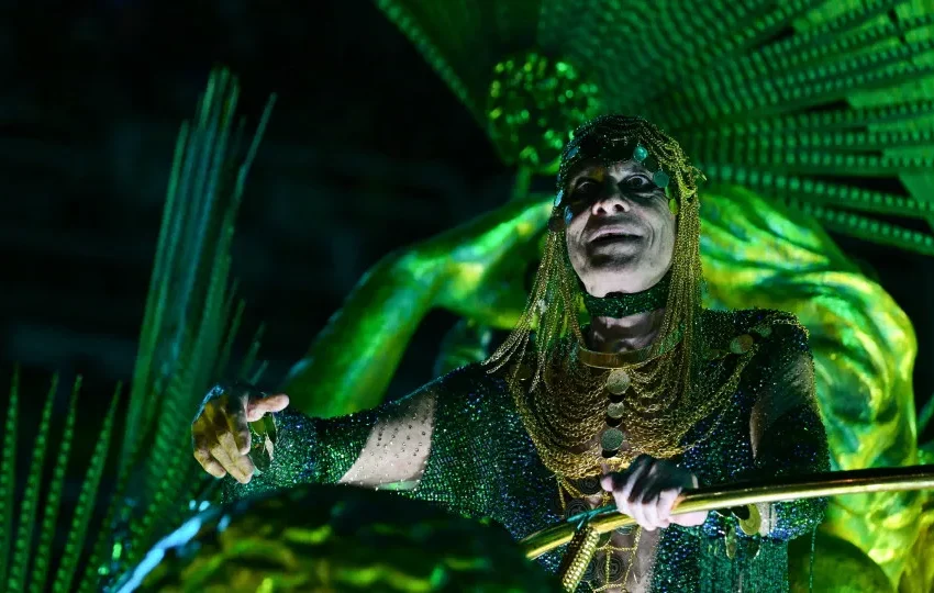  No Rio, 1ª noite de desfiles tem homenagem a Lula, Ney Matogrosso e tradições afro-indígenas