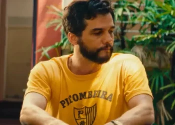 Camisas amarelas da Pitombeira, vistas em ‘O Agente Secreto’, tomam ruas de PE