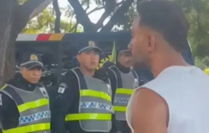  Policial usa spray de pimenta contra deputado em bloco no DF; veja
