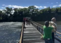 Homem ergue bebê sobre abismo nas Cataratas do Iguaçu e revolta web