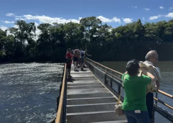Homem ergue bebê sobre abismo nas Cataratas do Iguaçu e revolta web