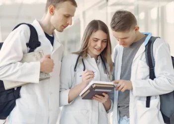 Alunos de cursos de medicina privados vão pior que os da rede pública em 94% das questões do Enamed