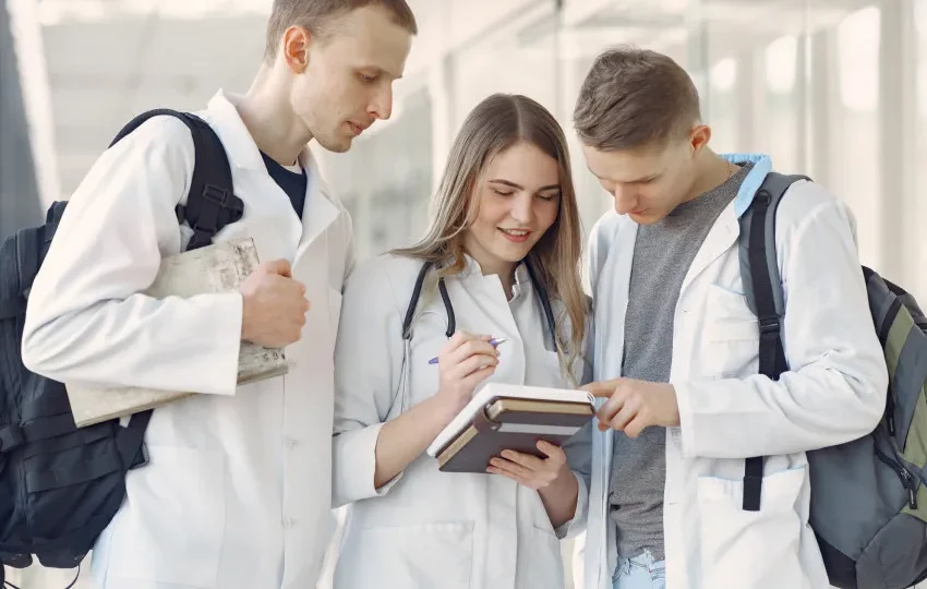  Alunos de cursos de medicina privados vão pior que os da rede pública em 94% das questões do Enamed