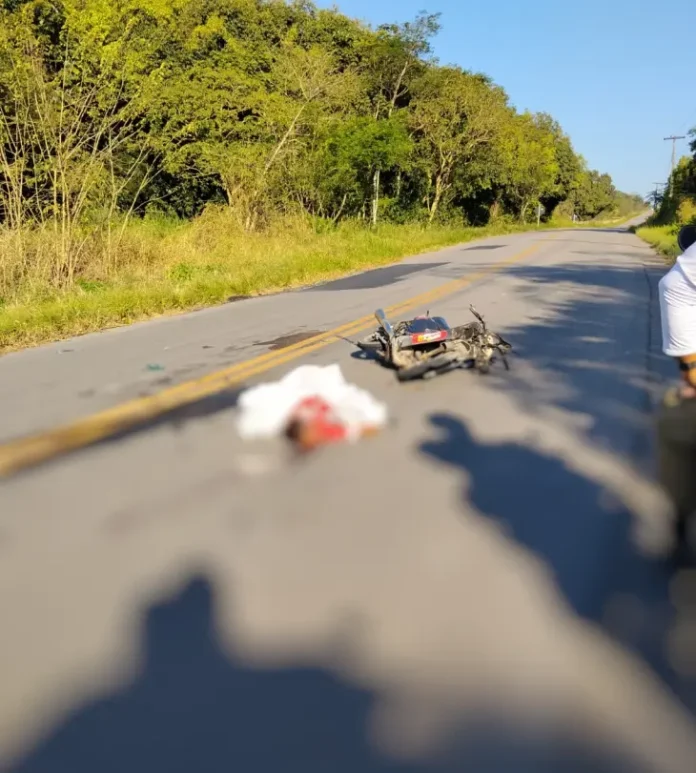 Acidente entre duas motos deixa três feridos; motociclista estaria em zigue-zague