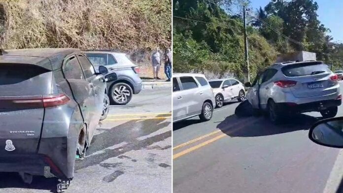 Acidente entre quatro carros provoca vazamento de combustível na Avenida Leste-Oeste