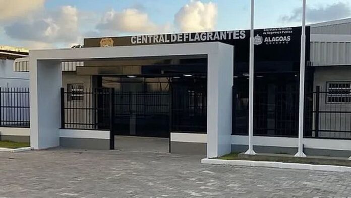 Assaltante armado rende homem na chegada ao trabalho, mas é derrubado de moto e preso no Farol