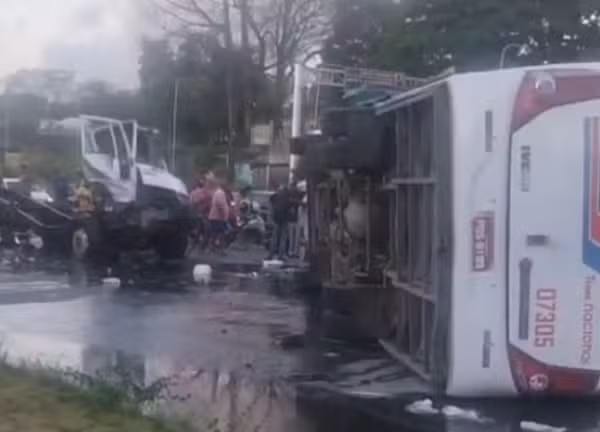 Bafômetro dá negativo para motorista de caminhão desgovernado que atravessou rodovia, atingiu ônibus e deixou 26 feridos