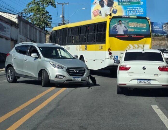 Batida entre 3 carros trava trânsito na Av. Leste-Oeste, em Maceió